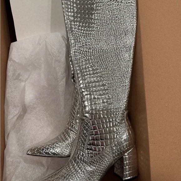 Marc Fisher Silver Snakeskin Knee-High Boots – Size 6
🔥🔥🔥 festival vibes - Picture 5 of 13